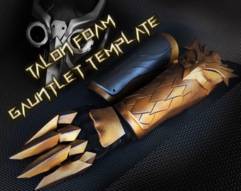 Puede incluir: Una guantelete de espuma dorada con garras afiladas y puntiagudas. La guantelete está diseñada para parecer un talón, y el texto "TALON FOAM GAUNTLET TEMPLATE" está escrito en letras doradas sobre un fondo negro.