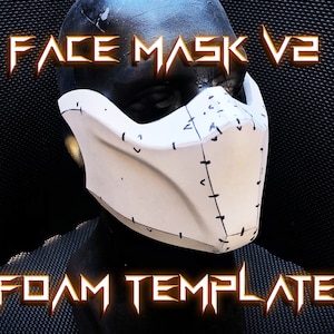 Puede incluir: Plantilla de máscara facial de espuma blanca con marcas para coser. La máscara está en una cabeza de maniquí. El texto "FACE MASK V2" y "FOAM TEMPLATE" están en letras naranjas sobre un fondo negro.