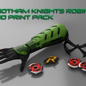 Pode incluir: Um conjunto de acessórios impressos em 3D para um traje de Robin do videogame Gotham Knights. O conjunto inclui um antebraço verde e preto, uma máscara preta, um disco de arremesso vermelho e prateado e um logotipo de Robin dourado e vermelho.