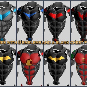 以下が含まれることがあります： コスチューム用の胸当てが8種類あり、それぞれ異なるエンブレムが付いています。エンブレムには、青いバット、赤いバット、黄色のバット、赤いロビン、緑のロビン、空白の胸当て、そしてさらに2つのバットエンブレムがあります。画像の下部には「COMES WITH 8 EMBLEMS AND A BLANK CHEST PIECE」というテキストがあります。