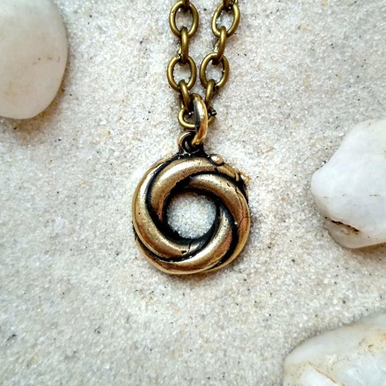 Казино рояль колье алжирский узел. Алжирский узел любви. Албанский узел любви. Алжирский узелок любви. Кулон узелок любви.