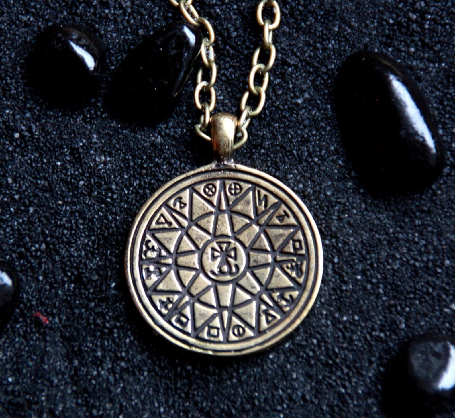 Медальон символ. Медальон арабский. Tiriel taphihartharat медальон. Медальон символ. Сектантские медальоны.