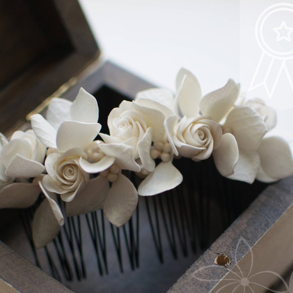 Floral comb with flowers Hair comb for brides Flower comb Pearl comb Off White headpiece White hairpiece Ivory hair comb Wedding flower comb