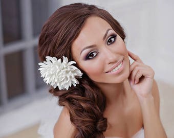 White bridal hairpiece Wedding hair accessories Bridal accessories Wedding hairpiece Bridal hair clip White chrysanthemum White headpiece