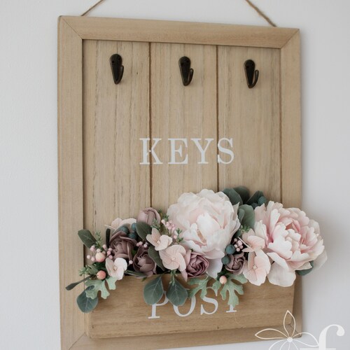 Key hanger for shops wall Key rack with décor Key holder for wall Rustic wall décor Entryway organizer Wall key holder New home gift Housewarming