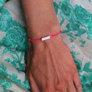 Pulsera de howlita y cristal de roca rosa neón | unisexo