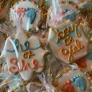 UNA DOCENA de galletas para baby shower - Recuerdos para baby shower de él o ella - Pies de bebé en galleta - Recuerdos de galletas azules y rosas para revelar el género - Revelación de género imagen 4