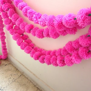 15 Sfondo per feste con corde di fiori di calendula rosa, pronto per la spedizione, ghirlanda di fiori artificiali da 5 piedi, supporto fotografico, decorazioni per matrimoni indiani