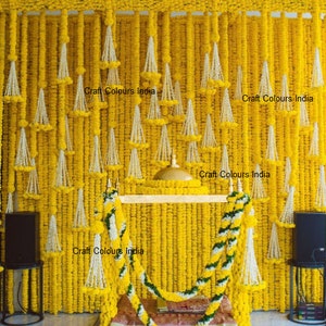 25 st gratis expresverzending kunstmatige goudsbloem bloemenslingers met tuberoos latkan achtergrond, Indiase bruiloft/haldi/mehendi decor