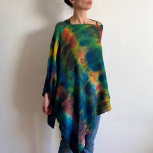 Suave y elegante poncho de lana merino Chal de lana multicolor Túnica teñida a mano ombre única Cálido encubrimiento Suéter de mujer Regalo para su OOAK 753