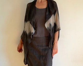 Pull en lin noir Cardigan surdimensionné Unique teint à la main ombre couvrant manteau artsy superposition de lin cocon pour femme Art à porter OOAK 766