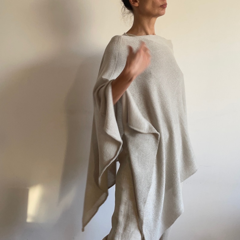 Poncho de lana merino suave y elegante, Envoltura de pura lana Ecru, Cálido chal de punto blanco roto, Jersey de punto de mujer, Capa para mujer, Regalo para ella, 735 imagen 3