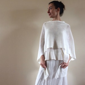 PONCHO crémeux en lin pur Cape de mariée Poncho pour femme Cape de mariage Enveloppement d&#39;été Écharpe en lin blanc Poncho de mariage cadeau pour elle N 102