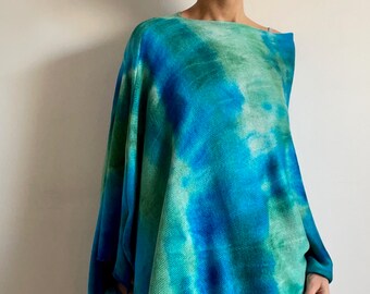 Zachte elegante merinowollen poncho Veelkleurige wollen sjaal Unieke ombre handgeverfde tuniek Warme cover-up Damestrui Cadeau voor haar OOAK 754