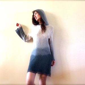 Pull en tricot de coton, tunique teints à la main avec capuche, nuances de gris, cavalier de l’ombre, conception de mode unique, tricoté chemisier en coton, robe artsy, 30