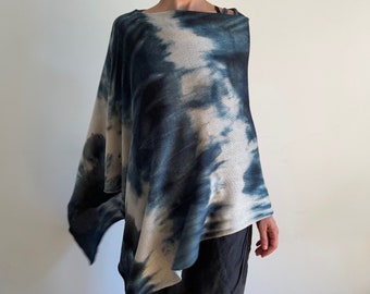 Poncho en laine mérinos doux et élégant, châle en laine écru graphite, tunique unique, teinte à la main, couverture chaude, pull femme, cadeau pour elle, OOAK 750