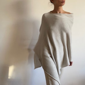 Poncho de lana merino suave y elegante, Envoltura de pura lana Ecru, Cálido chal de punto blanco roto, Jersey de punto de mujer, Capa para mujer, Regalo para ella, 735 imagen 5