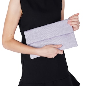 ¡Liquidación! Cartera de mano de piel de serpiente de color violeta claro / cartera de mano plegable / cartera de mano de cuero / cartera de pitón / cartera de piel de serpiente (defectuosa)