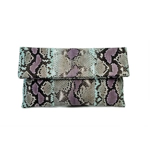 Clutch de piel de serpiente con motivo lila aguamarina / clutch plegable / clutch con resorte / clutch tipo sobre / clutch de piel / bolso de pitón / bolso de piel de serpiente
