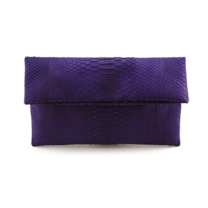 Clutch de piel de serpiente color morado índigo / clutch plegable / clutch tipo sobre / clutch de piel / bolso de pitón / bolso de piel de serpiente