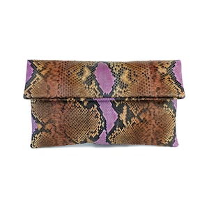 Bolso de mano de piel de serpiente con motivo naranja y rosa / bolso de mano plegable / bolso de mano tipo sobre / bolso de mano de piel / bolso de pitón / bolso de piel de serpiente