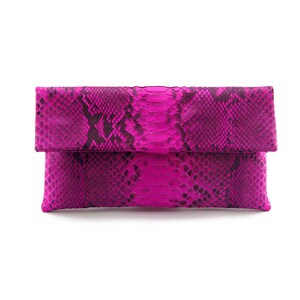 Clutch de piel de serpiente con motivo rosa intenso / clutch plegable / clutch tipo sobre / clutch de primavera / clutch de fiesta / bolso de pitón / bolso de piel de serpiente