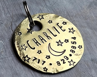 Placa de identificación personalizada de latón para perros, diseño de luna y estrellas.