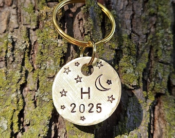 Handgestempelter Initial-Schlüsselanhänger: Personalisierte Initialen aus Messing, Mond und Sterne Design