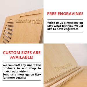 K&ouml;nnte beinhalten: Ein hellfarbiger Laptop-St&auml;nder aus Holz mit eingraviertem Text "Think and be rich!". Der St&auml;nder hat ein geschlitztes Design zur Bel&uuml;ftung und enth&auml;lt den Text "Do art, John." Sondergr&ouml;&szlig;en und kostenlose Gravuren sind verf&uuml;gbar.