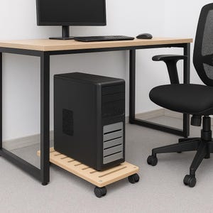 Op de afbeelding: Een zwarte computertoren op een rollende houten standaard, geplaatst onder een licht houten bureau met zwarte metalen poten. Rechts staat een zwarte bureaustoel en op het bureau een monitor, toetsenbord en muis.