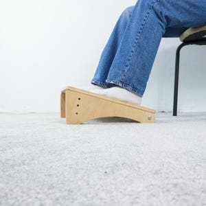 Adjustable Wooden Footrest: Ergonomic Under Desk Leg Support