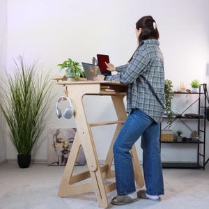 Escritorio de pie de madera contrachapada, ajustable, de madera natural, portátil, personalizado, para oficina, para trabajar desde casa o de pie.