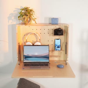 Klappbarer Wandschreibtisch aus Sperrholz: Platzsparende Laptop-Arbeitsstation