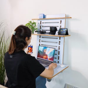 Escritorio de pared con estante de pie, mesa flotante plegable montada en la pared, estación de trabajo pequeña que ahorra espacio, configuración de oficina en casa, escritorio de pared de madera contrachapada