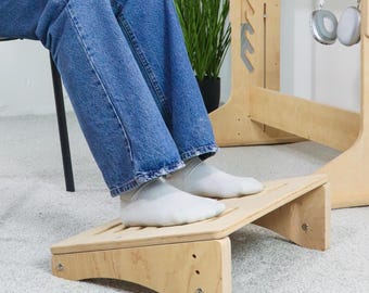 Poggiapiedi in compensato: inclinazione regolabile, portata 140 kg, design ergonomico.