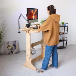 Mesa ajustável para trabalhar em pé: Suporte para laptop em madeira compensada, ideal para escritório em casa.
