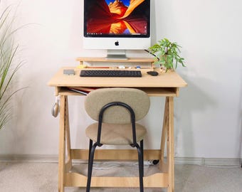 Drewniane biurko stojące: regulowana wysokość, ergonomiczne stanowisko pracy w domowym biurze
