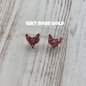 May include: A pair of rose gold chicken stud earrings. The earrings are made of glitter and have a shiny finish. 18KT ROSE GOLD.
