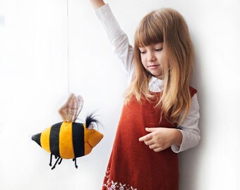 Abeja decorativa para la habitación del bebé: Muñeca para baby shower, abeja hecha a mano, regalo artesanal para apicultor.