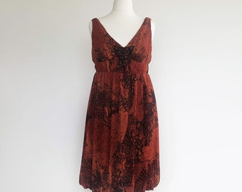 Vintage Klänning i Bränt Orange Mönster: Pärlprydd Ärmlös Sommarklänning med Festdetaljer, XL