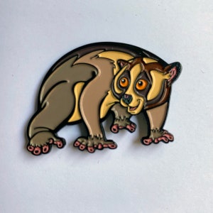 Puede incluir: Un loris de dibujos animados marrón y beige con grandes ojos naranjas y un contorno negro. El loris camina a cuatro patas y tiene una expresión feliz.