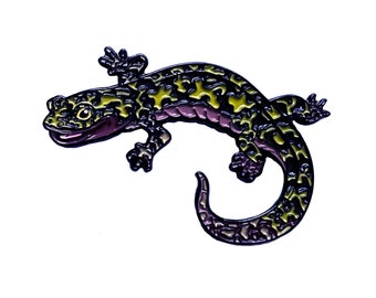 Peut inclure: Une épingle en émail noir, verte et violette représentant une salamandre avec une queue enroulée.