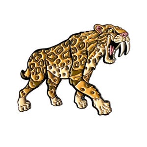 Puede incluir: Un pin de esmalte de color dorado que representa un tigre dientes de sable con un patrón de manchas marrones y amarillas. El tigre está mirando hacia la derecha y tiene la boca abierta, mostrando sus grandes colmillos.
