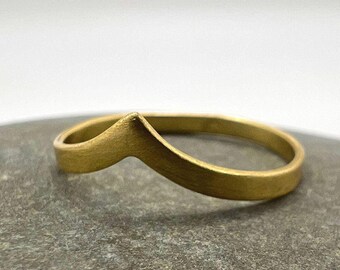 Minimalistischer V-Ring 18K Vergoldetes 925er Silber • Geometrischer Stapelring mit matter Oberfläche • Modernes Zierliches V-Band für Frauen