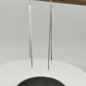 Lange Silberohrringe mit matter Oberfläche, 925er Silberstift-Ohrringe