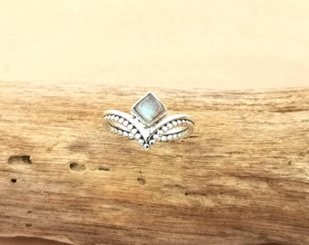 925 zilveren V-ring met vierkant patroon van labradoriet en bol