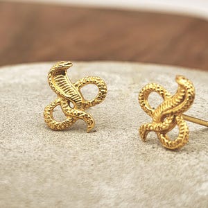 Gouden oorbellen met slangenmotief, 18k verguld 925 zilveren cobra-oorstekers, kleine helix-oorstekers voor kraakbeenpiercings, minimalistisch cadeau, oorbellen met dierenmotief