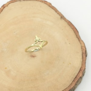 Anello delicato con corona d&#39;oro