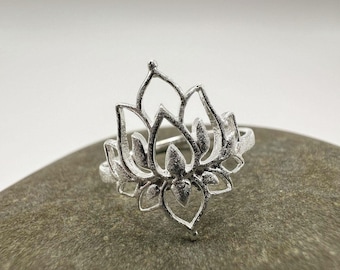 Anillo de flor de loto en plata de ley 925 con acabado mate.