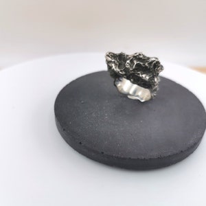 Anillo de hombre brutalista de plata maciza 925, anillo abstracto de plata fundida, anillo de hombre hecho a mano